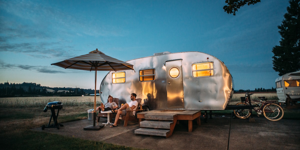 家庭在星空下享受露营乐趣的温馨画面