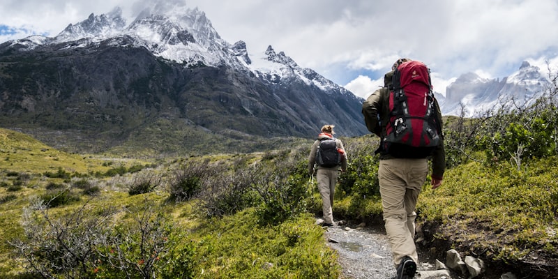 登山者在雪山之巅使用专业登山装备的壮丽场景